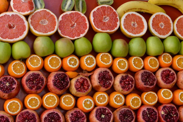 Гранати Апельсини Грейпфрути Яблука Ківі Банани — стокове фото
