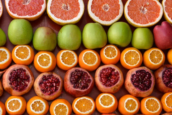 Granatäpplen Apelsiner Grapefrukter Äpplen — Stockfoto