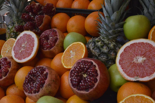 Apelsiner Grapefrukter Granatäpplen Äpplen Och Ananas Gatumarknaden Istanbul — Stockfoto