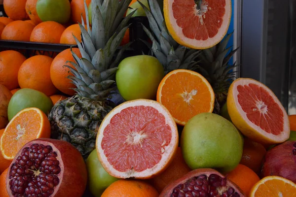 Pomarańcze Grejpfruty Granaty Jabłka Ananasy Rynku Ulicznym Stambule — Zdjęcie stockowe