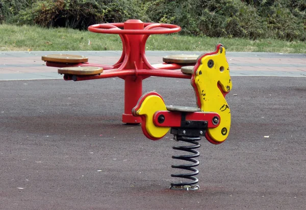 Jouets Sur Aire Jeux Pour Enfants Dans Parc Public — Photo