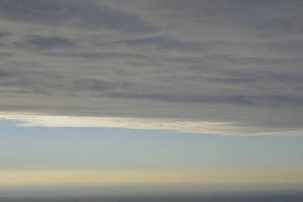 Ufukta Gün Batımı Denizin Üstünde Bulutların Altında — Stok fotoğraf