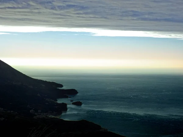 Θυελλώδης Ανατολή Ηλιοβασίλεμα Στην Ακτή Της Θάλασσας — Φωτογραφία Αρχείου