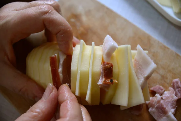 Cozinheiro Prepara Batatas Recheadas — Fotografia de Stock