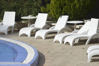 Çocukların oyun parkı ve mobilyalarıyla otel yüzme havuzu