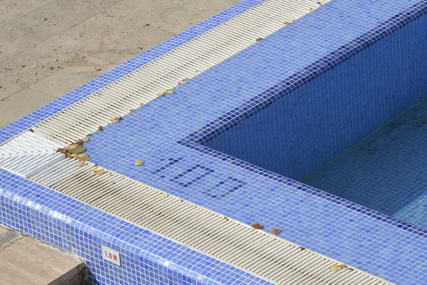 Hotelschwimmbecken Mit Kinderspielplatz Und Möbeln — Stockfoto