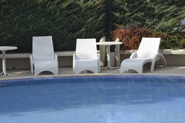 Çocukların oyun parkı ve mobilyalarıyla otel yüzme havuzu