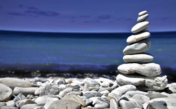 Torre Pietra Sulla Spiaggia Pietre Impilate Una Sull Altra — Foto Stock