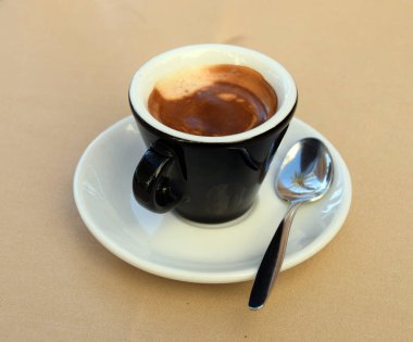 Küçük bir fincan espresso kahvesi.