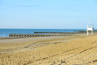 Kumsaldaki sahil koruma kulesi.