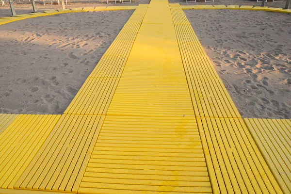 Gele Plastic Promenade Langs Het Zandstrand Klaar Voor Toeristen — Stockfoto