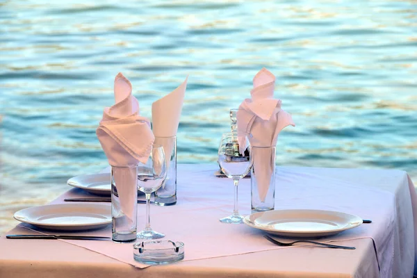 Tafel Het Restaurant Aan Zee Ingericht Voor Lunch — Stockfoto