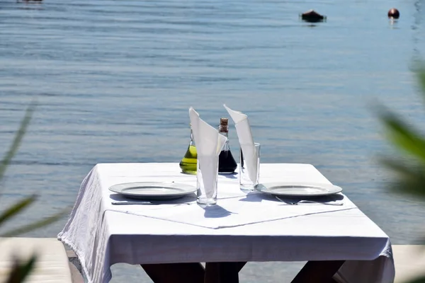 Tafel Het Restaurant Aan Zee Ingericht Voor Lunch — Stockfoto