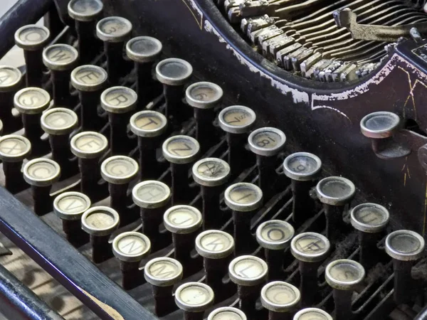 老式机械式打字机按键 — 图库照片
