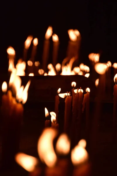 在教堂的烛台上点燃蜡烛 — 图库照片