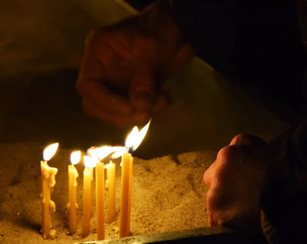 Menschen Brennen Kerzen Der Kirche — Stockfoto