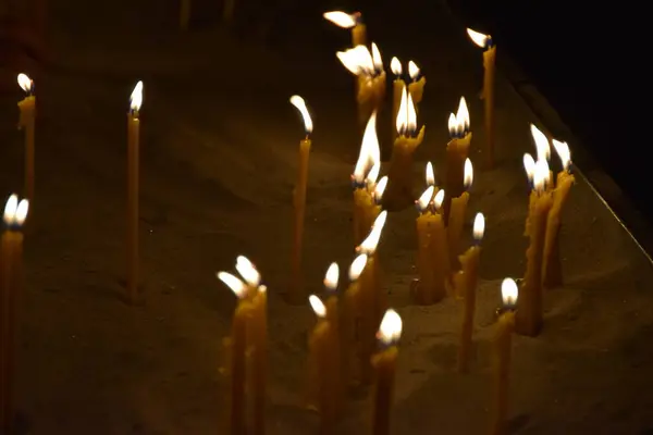Membakar Lilin Atas Lilin Berdiri Gereja — Stok Foto