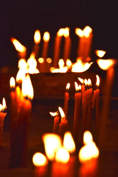 Ανάβοντας Κεριά Μια Κεραμοθήκη Στην Εκκλησία — Φωτογραφία Αρχείου