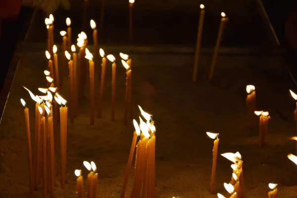 在教堂的烛台上点燃蜡烛 — 图库照片