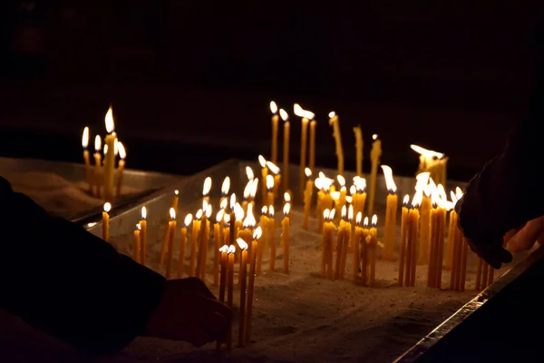 Menschen Brennen Kerzen Der Kirche — Stockfoto