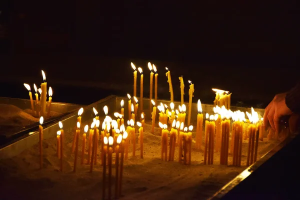 사람들은 교회에서 촛불을 태운다 — 스톡 사진