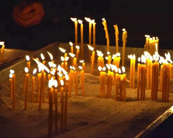Κόσμος Καίει Κεριά Στην Εκκλησία — Φωτογραφία Αρχείου