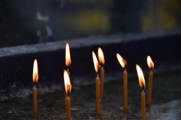 Εκκλησιαστικά Κεριά Στην Επιφάνεια Του Λεπτού Χαλικιού Στο Νερό — Φωτογραφία Αρχείου