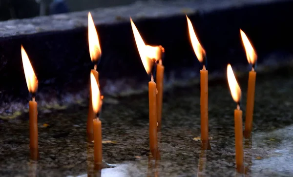 细砂砾表面的教堂蜡烛 — 图库照片