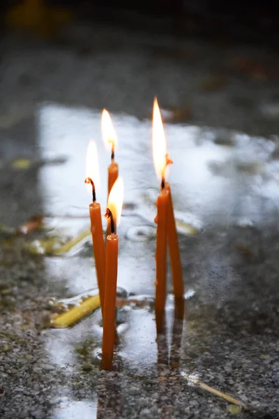 Εκκλησιαστικά Κεριά Στην Επιφάνεια Του Λεπτού Χαλικιού Στο Νερό — Φωτογραφία Αρχείου