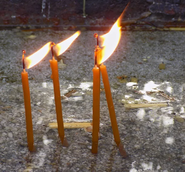 细砂砾表面的教堂蜡烛 — 图库照片