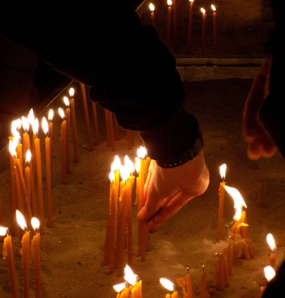 人们在教堂里点蜡烛 — 图库照片