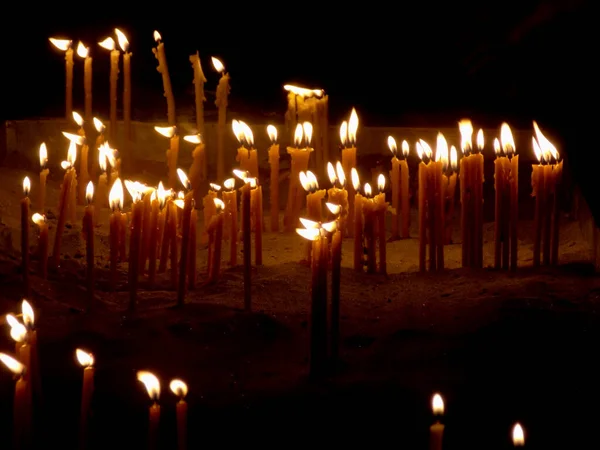 Brennende Kerzen Auf Einem Kerzenständer Der Kirche — Stockfoto