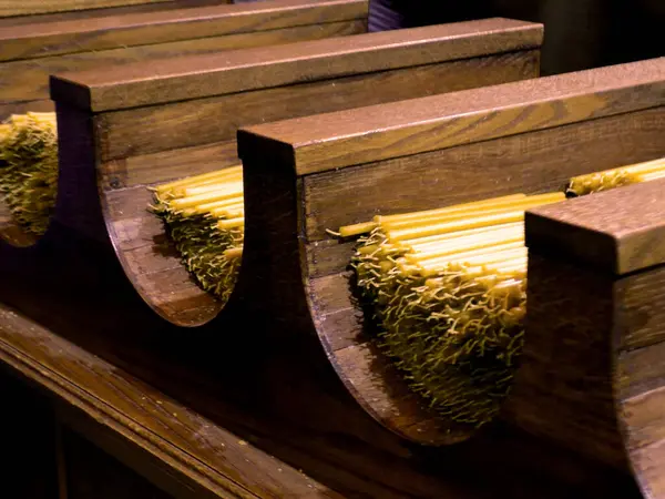 Ljus Trähållaren Kyrkan — Stockfoto