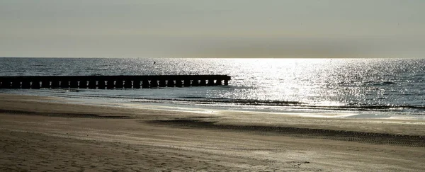 Stranden Med Strandpromenad Solnedgången — Stockfoto