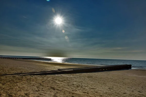 Παραλία Μια Προβλήτα Στο Ηλιοβασίλεμα — Φωτογραφία Αρχείου