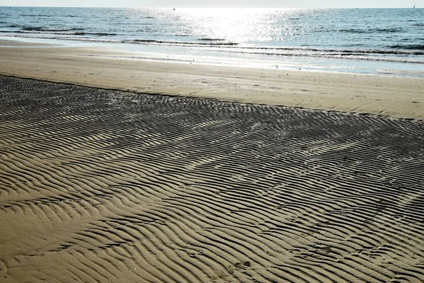 Ίχνη Ελαστικών Στην Αμμώδη Παραλία Την Αυγή — Φωτογραφία Αρχείου