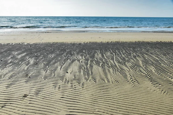 Ίχνη Ελαστικών Στην Αμμώδη Παραλία Την Αυγή — Φωτογραφία Αρχείου