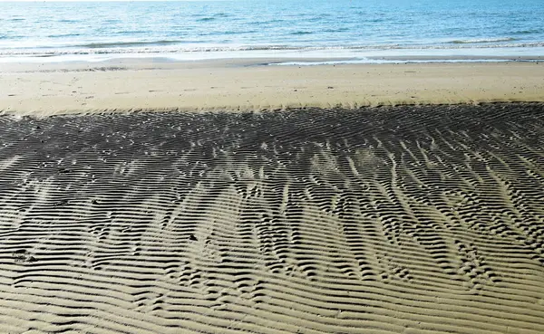 Шиномонтажні Колії Піщаному Пляжі Світанку — стокове фото