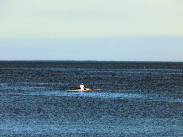 Hombre Solitario Bote Remos Medio Del Mar Imagen de stock