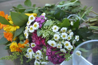 Bahçede renkli bir buket çiçek.