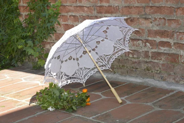 Ein Strauß Bunter Blumen Und Ein Weißer Sonnenschirm Garten — Stockfoto