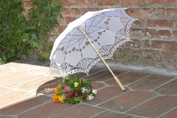 Sebuah Karangan Bunga Berwarna Warni Dan Payung Putih Taman — Stok Foto