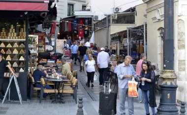 İstanbul, Türkiye - 6 Eylül 2022: Fatih ilçesi İstanbul 'un en eski ve en çekici bölgesi ve turistlerin ilgisini çeken birçok geleneksel restoran ve giysi, yiyecek, hediyelik eşya ve diğer ürünlere sahip.