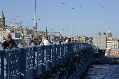 İstanbul, Türkiye - 6 Eylül 2022: Galata Köprüsü, Fatih Bölgesi - Galata Köprüsü 'nden Balıkçılık İstanbul sakinlerinin geleneksel bir meşgalesidir. Köprünün alt katında geleneksel fast food restoranlarından ve kafelerden çok sayıda var.