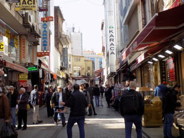 Baharat Pazarı (Mısır Pazarı), İstanbul, Türkiye - 27 Nisan 2019: İnsanlar İstanbul 'daki Baharat Çarşısı' nın yanındaki dükkanlarla dolu caddede yürüyor