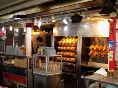 Baharat Pazarı (Mısır Pazarı), İstanbul, Türkiye - 27 Nisan 2019: İstanbul 'daki Spice Bazaar yakınlarındaki bir fast food restoranında tedarikçi