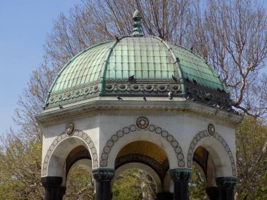 Fatih İlçesi, İstanbul, Türkiye - 27 Nisan 2019: Sultanahmet Meydanı 'ndaki Alman çeşmesinin kubbesinde güvercinler