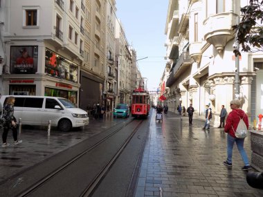 Stiklal Caddesi, İstanbul, Türkiye - 28 Nisan 2019: Eski kırmızı tramvay Stiklal Bulvarı 'ndan geçiyor