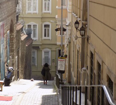 Stiklal Caddesi, İstanbul, Türkiye - 28 Nisan 2019: Kadın şehir merkezinde küçük, dik bir sokakta yürüyor
