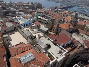 Galata Kulesi, İstanbul, Türkiye - 28 Nisan 2019: İstanbul 'un Karakoi ilçesinin havadan görünüşü, arka planda Galata Köprüsü